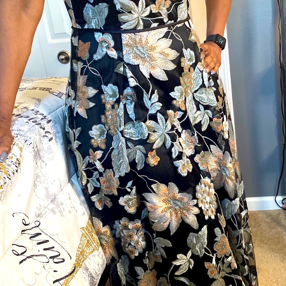 Beautiful TAHARI Black embroidery dress